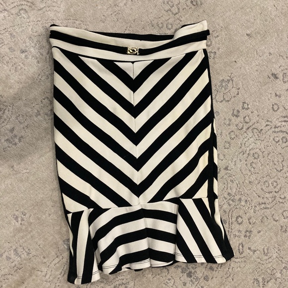 BEBE trumpet skirt - Picture 1 of 2